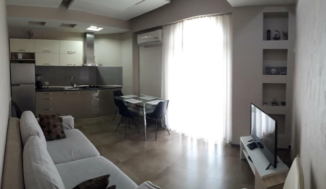 Apartment On Rustaveli Batumi Esterno foto